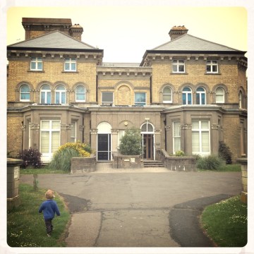 little-boy-running-towards-hove-museum