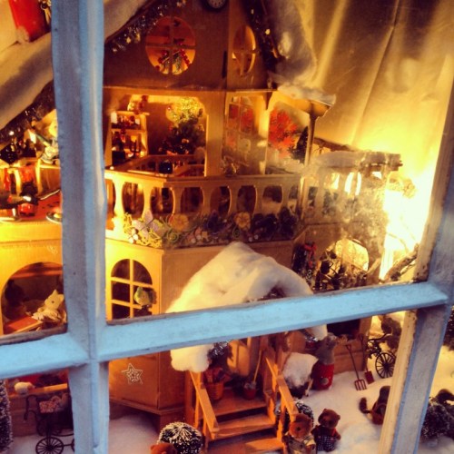a-childrens-christmas-dollhouse