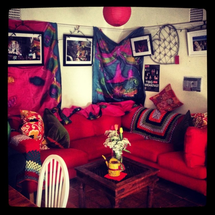 corner-sofa-for-breastfeeding-in-a-cafe