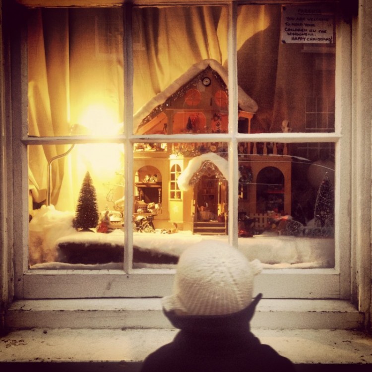 dollhouse-christmas-scene